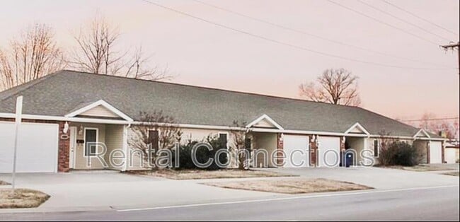 Building Photo - 1108 N Fair St
