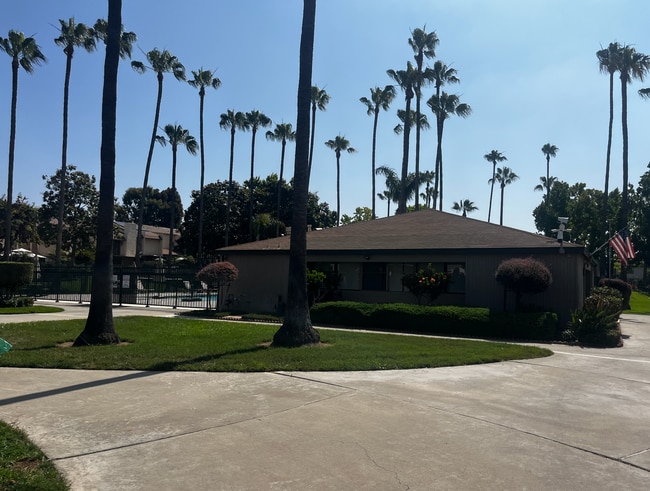 Building Photo - 3BR/2.5BA Two Story Condo Available