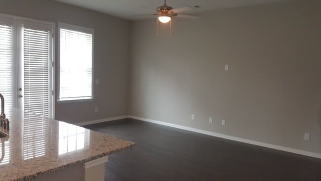 Building Photo - 1BR 1.5BA Townhouse- Aria Sandy Springs