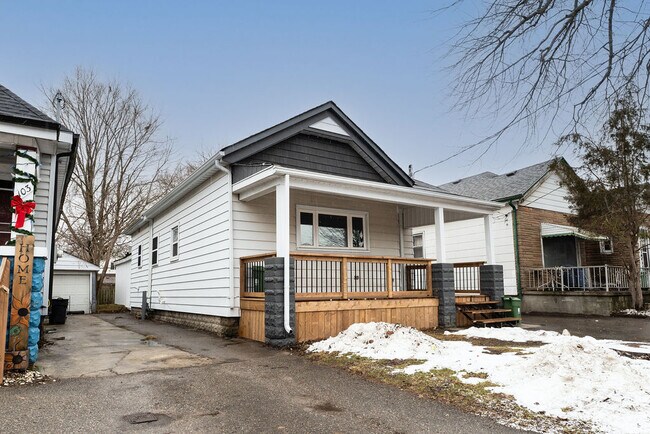 Photo du bâtiment - Main Floor * 2 Bedroom DUPLEX for rent* newly renovated*AVAILABLE NOW