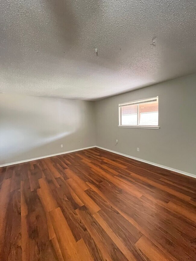 Foto del edificio - 1 Bed 1 Bath Upstairs Apt NW OKC