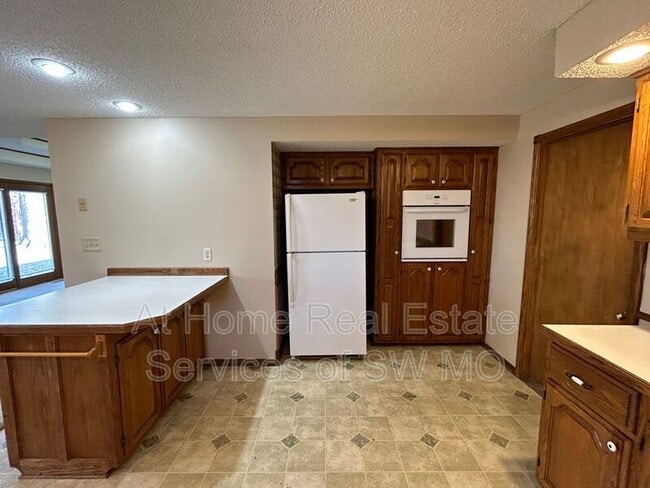 Building Photo - 549 E Rosewood St