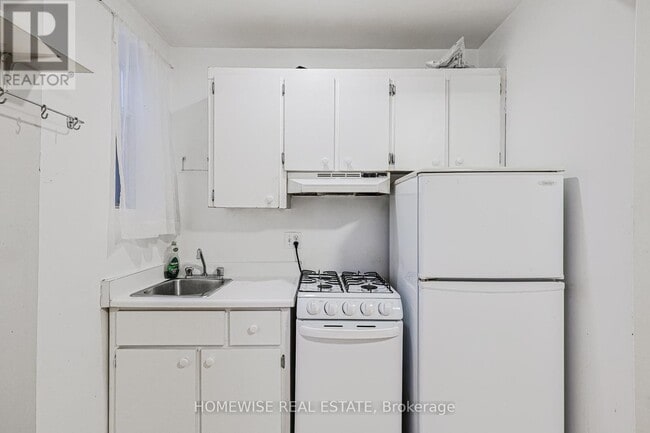 Building Photo - 33 Maitland St
