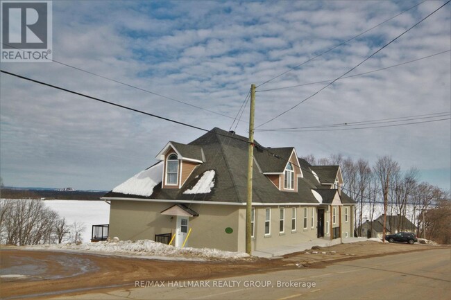 Building Photo - 768-768 Usborne St