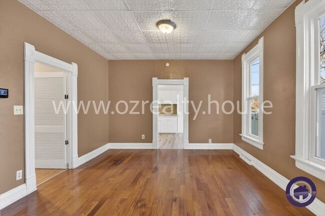 Building Photo - 837 Lorain St