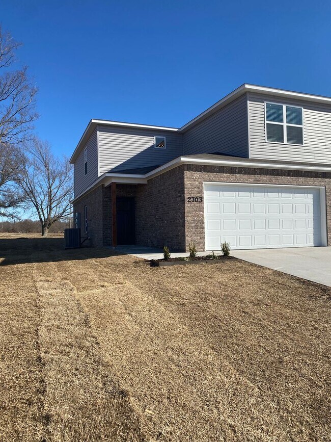 Foto del edificio - Save $500 on Your Move-In Costs — Sign by 5/22! Charming 3 Bed, 2.5 Bath Townhome