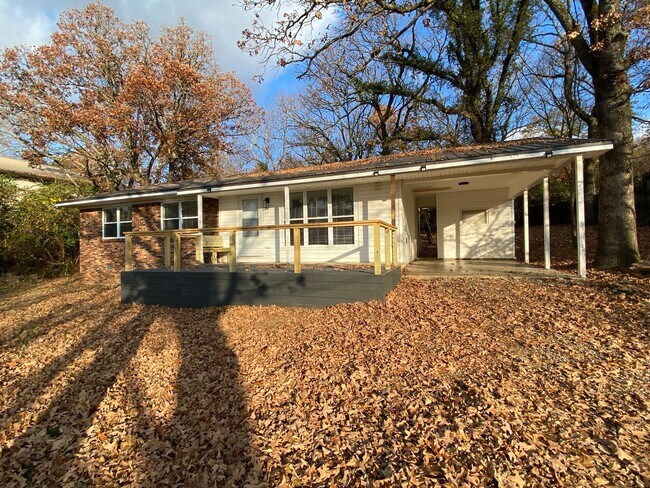 Building Photo - 3 Bedroom House! On Bus Route- Walking Dis...