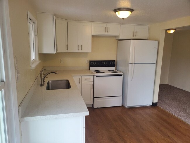 Foto del edificio - Upgraded 1 Bed 1 Bath Blocks from Evergree...