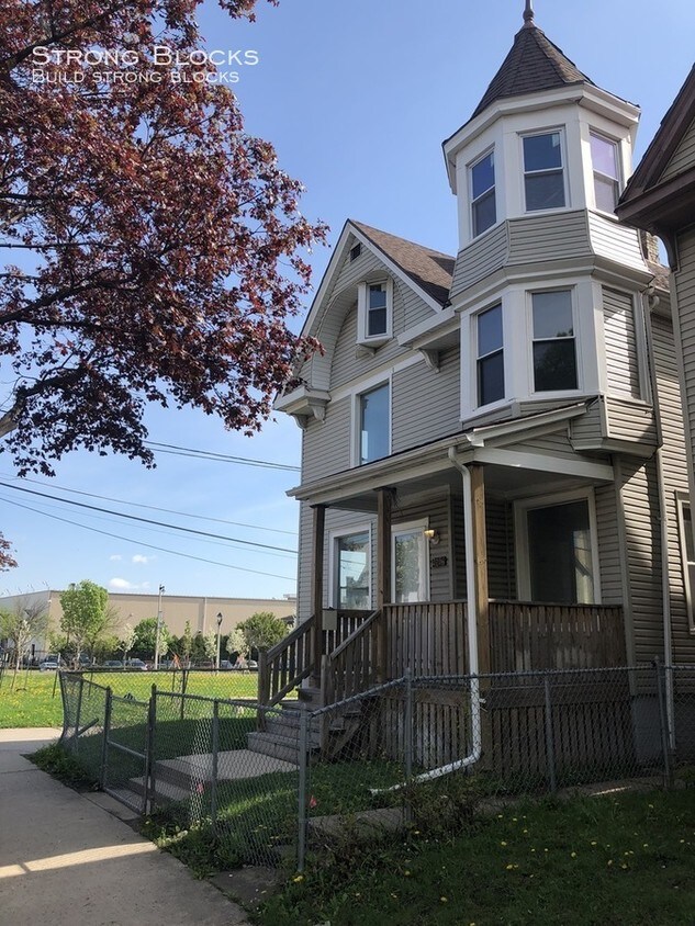 Foto principal - Newly Renovated 5BR/1.5BA Rent to Own Home