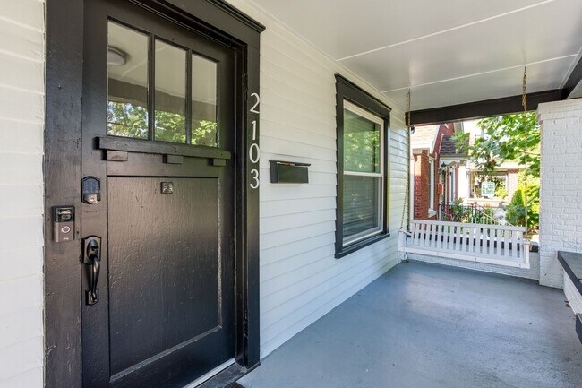 Foto del edificio - HOUSE FOR RENT