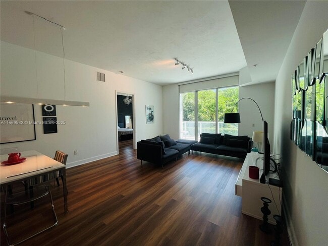 Foto del edificio - 15051 Royal Oaks Ln