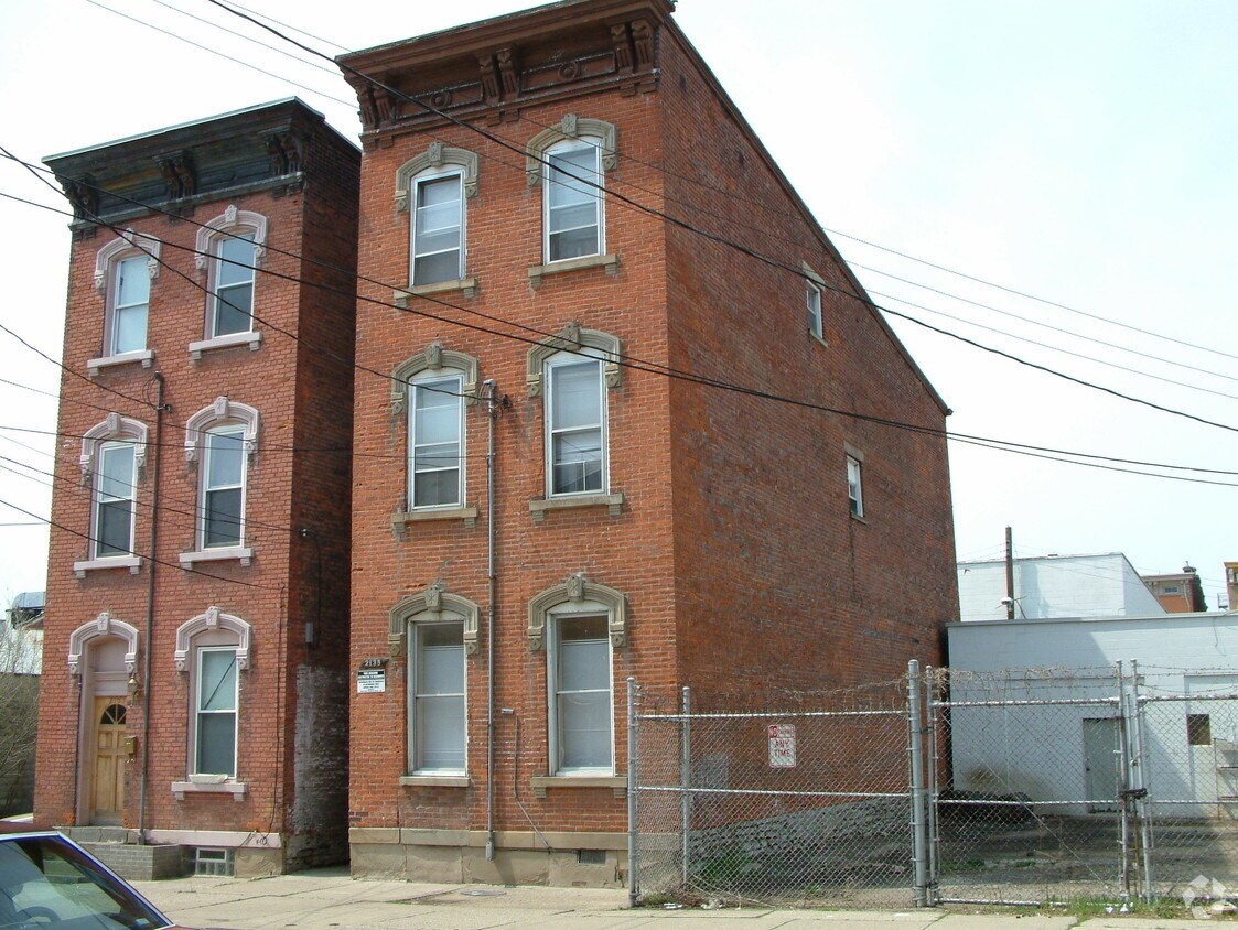 Building Photo - Karen Apartments