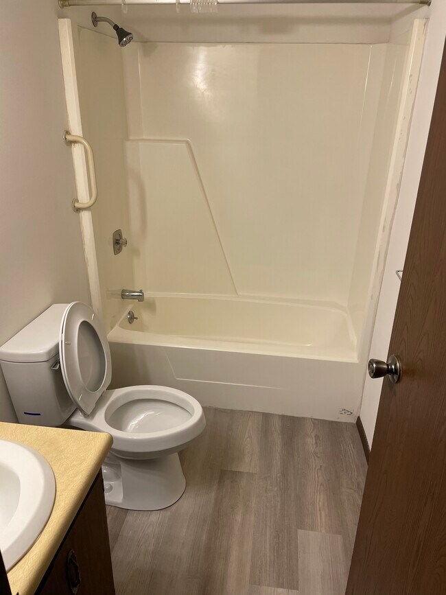 1301 Springfield Dr Unit 2, Midland, MI 48642 1301 Springfield Dr