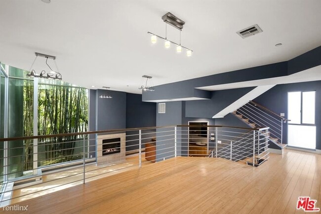 Building Photo - 3 br, 3.5 bath Condo - 914 N West Knoll Dr