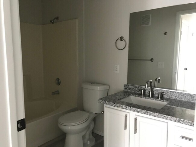 Foto del edificio - Beautiful 2 bedroom 2 bath upstairs condo