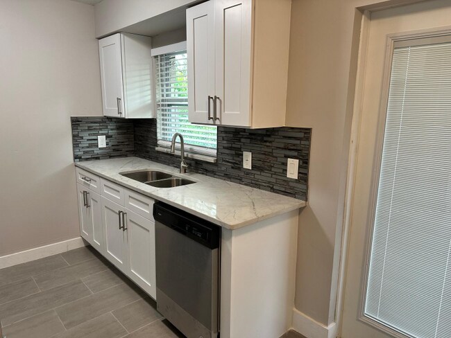 Building Photo - 5040 W Washington St