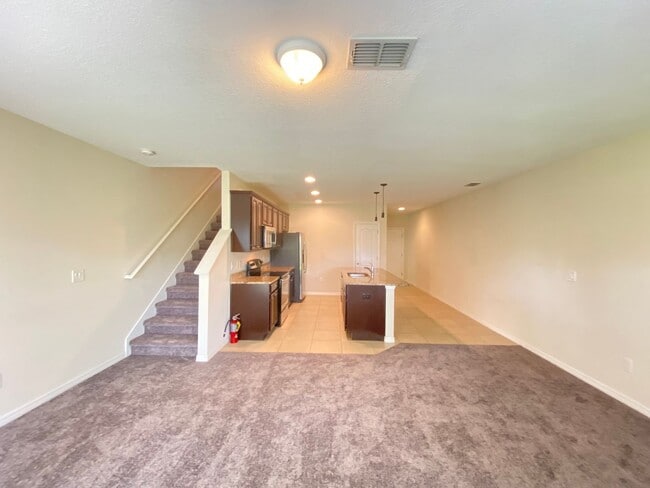 Building Photo - Beauiful Townhome in Tuscany Place. This is an end unit.  Brand new carpet. Ready to move in!