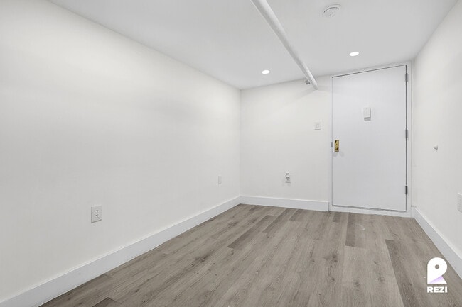 Building Photo - 169 E 105th St