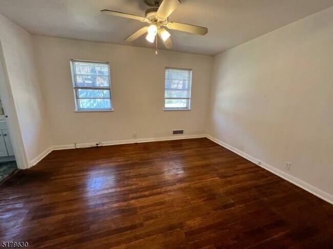 Foto del edificio - 19 Lakeland Dr