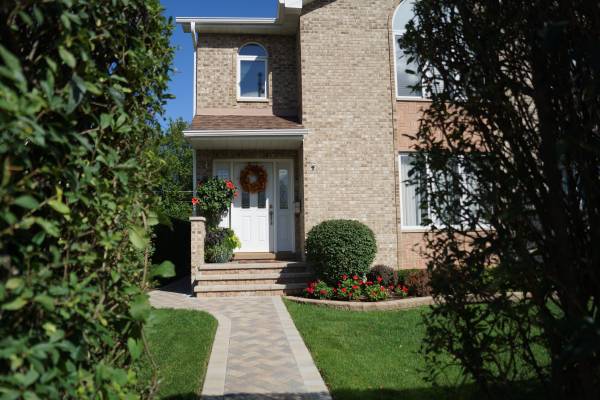 Foto del edificio - 1012 E St James St