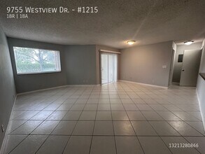 Building Photo - 9755 Westview Dr