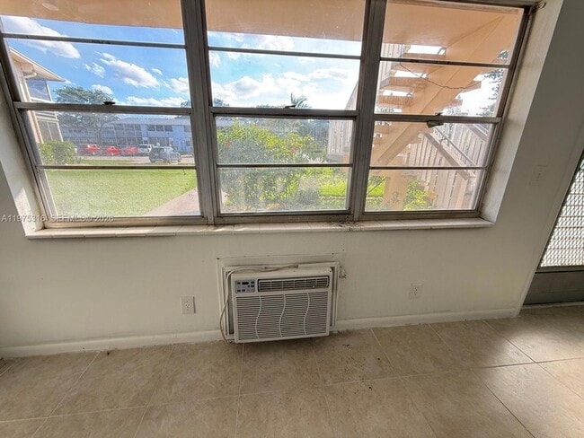 Photo - 210 Canterbury J Apartment