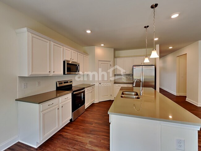 Building Photo - 889 Carnaby Ln