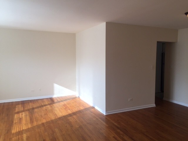 Building Photo - 1318 W Lunt Ave
