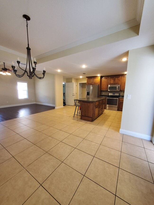 Building Photo - Modern Luxury Living: Spacious 4BD/2BA Hom...