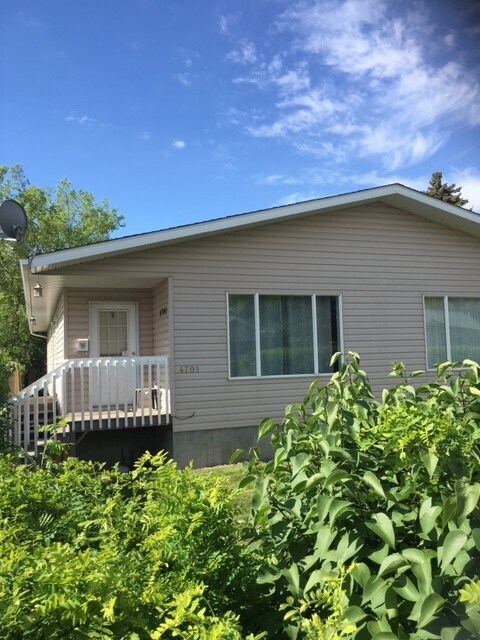 Photo du bâtiment - 4 Bed 2 Bath Unit in Olds, AB