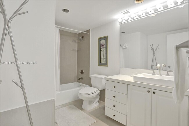 Foto del edificio - 19390 Collins Ave