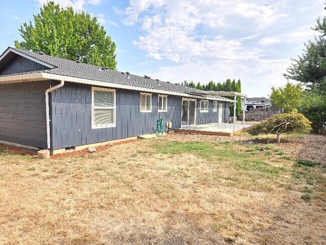Foto del edificio - 6095 McLeod Ln NE