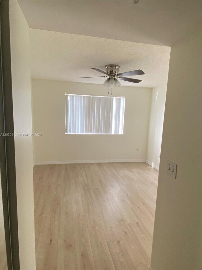 Foto del edificio - 300 Crestwood Ct N