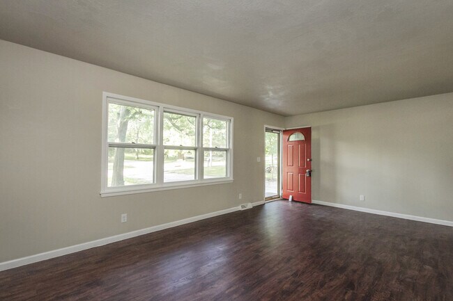 Building Photo - Beautiful 3 bedroom 1 bathroom home