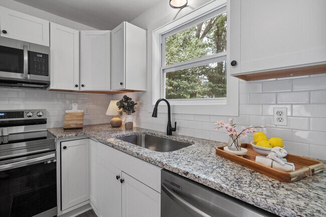 Foto del edificio - Modern Charm in Desirable East Ridge Neigh...