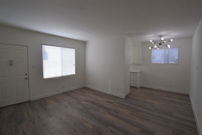 Building Photo - 4565 Hazeltine Ave