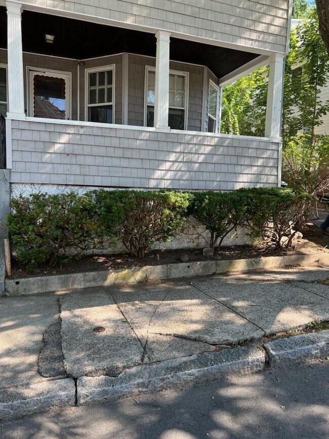 Foto del edificio - 35 Upland Rd