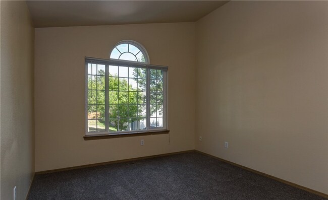 Foto del edificio - Spacious 4-Bedroom Duplex for Rent!