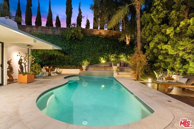 Building Photo - 2328 San Ysidro Dr