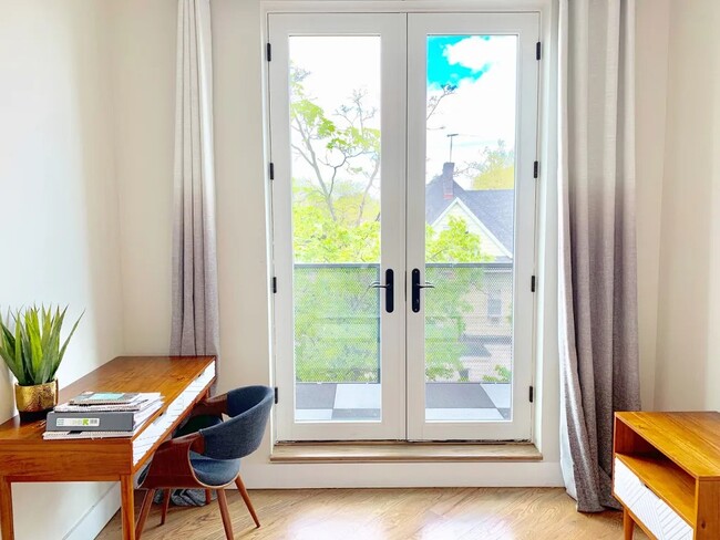 Foto del edificio - Furnished room/NOT APARTMENT