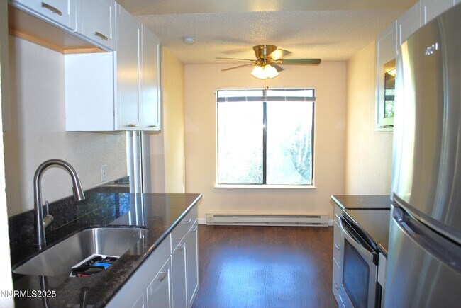 Foto del edificio - 3399 Crystal Ln