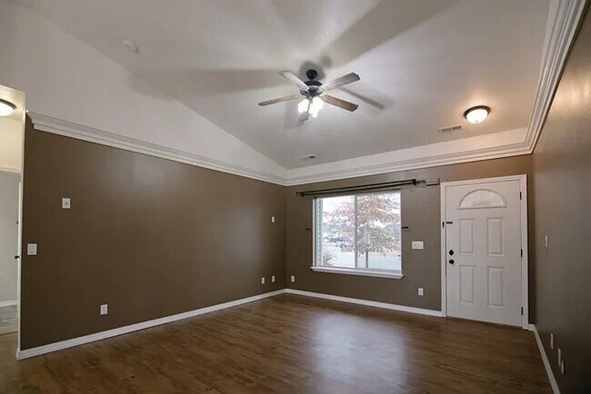 Foto del edificio - Charming 3-Bedroom Single-Level Home on Sp...