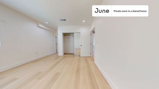 Building Photo - Private bedroom in 3 bed/2 bath Home
