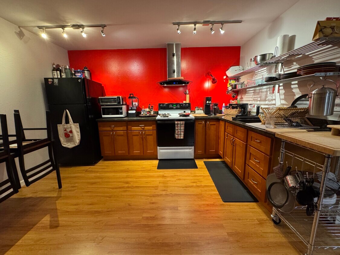 kitchen (kit table/chairs incl) - 2022 Virginia St