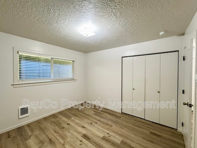 Foto del edificio - 2737 Maywood Dr