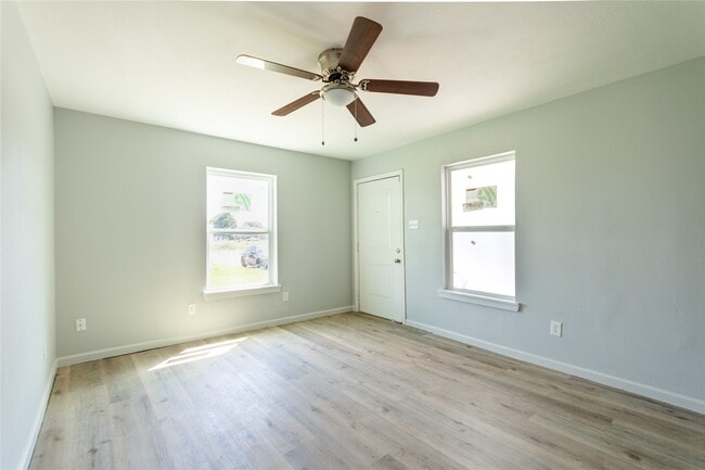 Building Photo - 1020 5th Ave N