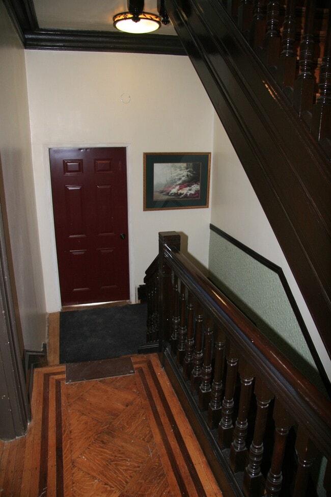 Escaleras - 8139 Frankford Ave