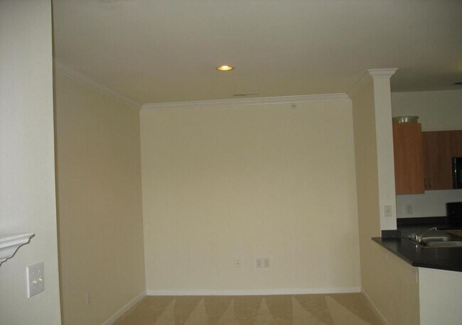 Foto del edificio - Quaint 2 Bedroom Top Floor Condo in German...