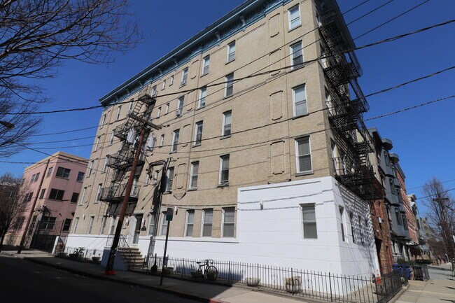Building Photo - 600 Monroe St