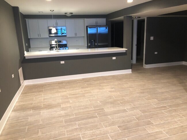 SALA DE ESTAR CON COCINA ABIERTA SIN AMUEBLAR VISTA - 4836 S Michigan Ave